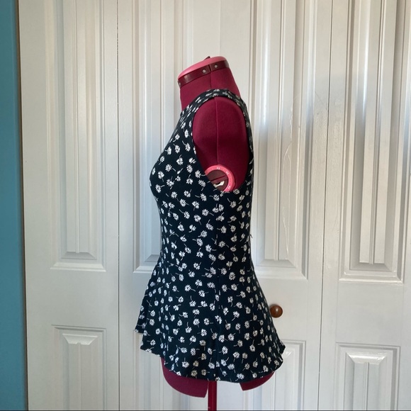 Sleeveless flaired blouse - Picture 2 of 4